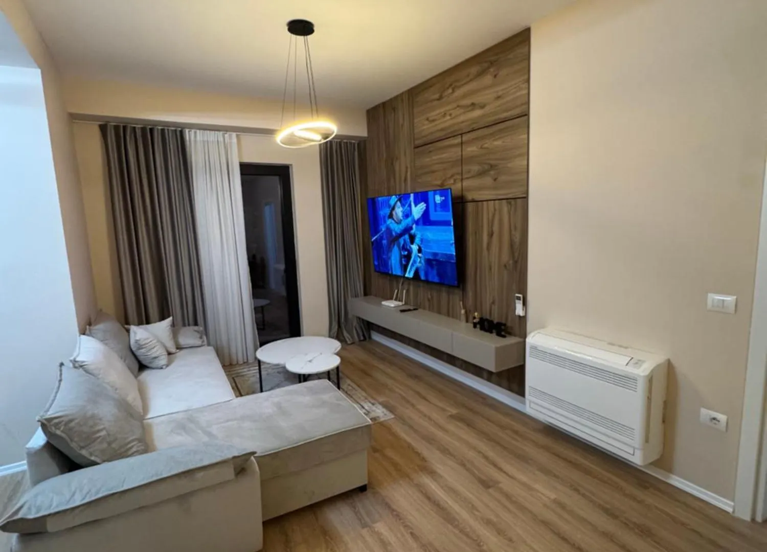 아파트 Orestiada Luxury Apartament 티라나 알바니아